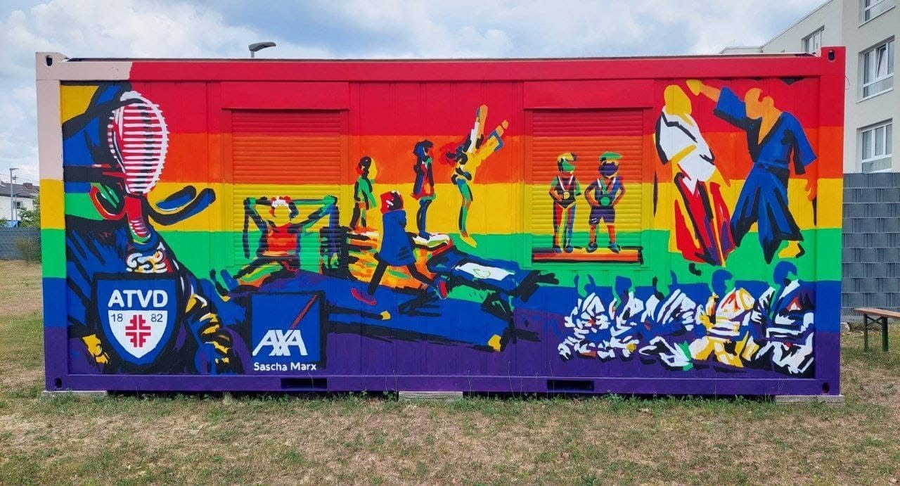 Von Vereinsmitgliedern gestaltetes Wandbild am ATVD-Container mit Motiven aus Kendo, Judo und Turnen