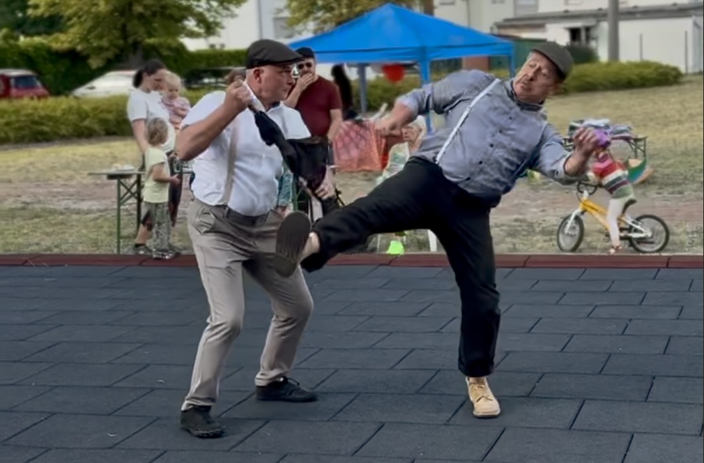 Zwei Kursleiter zeigen bei einem Vereinsfest eine Bartitsu-Selbstverteidigungstechnik